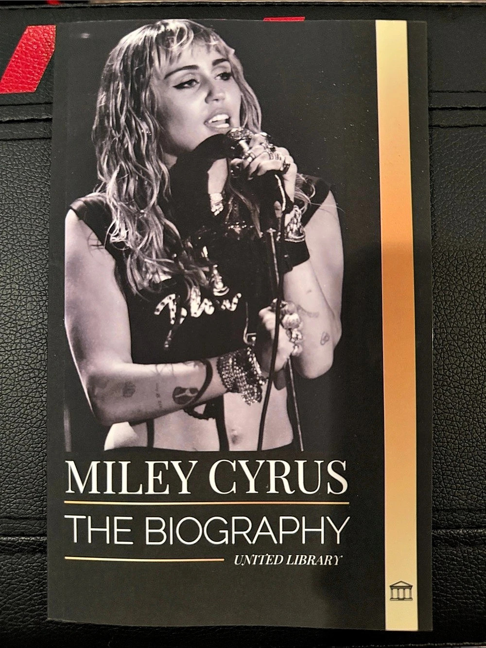 United Library Miley Cyrus: The Biography of the American Pop Chameleon